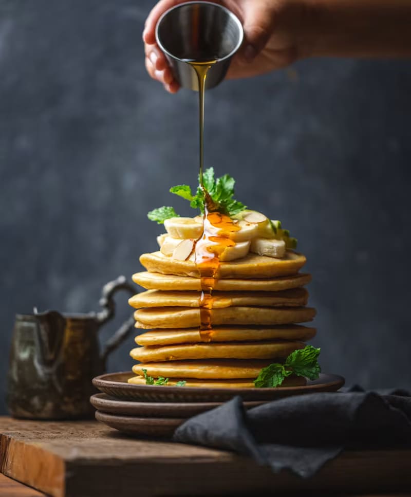 Torre de pancakes con miel de arce y banano