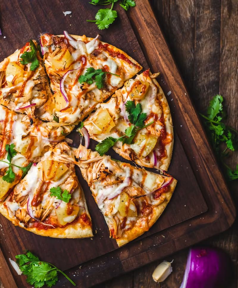 Pizza artesanal recién horneada sobre tabla de madera
