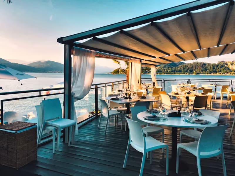 Terraza del restaurante junto al agua al atardecer